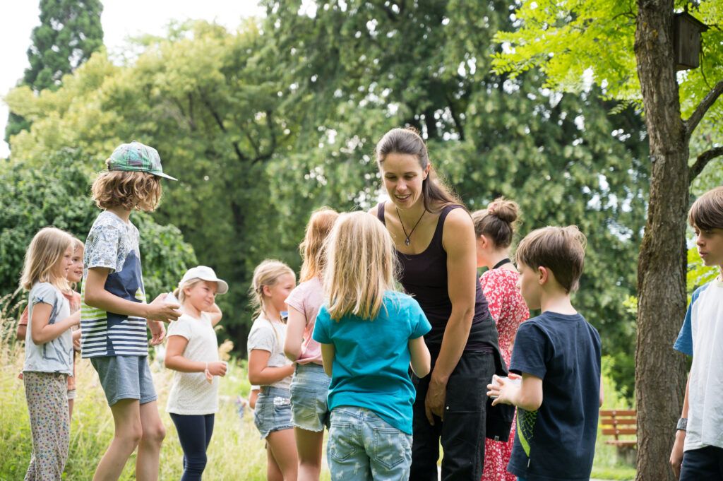 Kinder bei einer Tagfalter-Exkursion der Jungen Uni mit Schmetterlings-Expertin Petra Schattanek