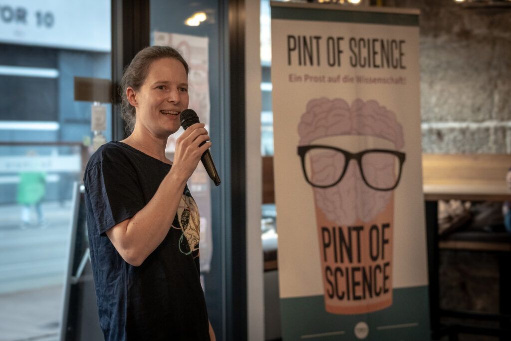 Friederike Barkmann beim Pint of Science in Innsbruck